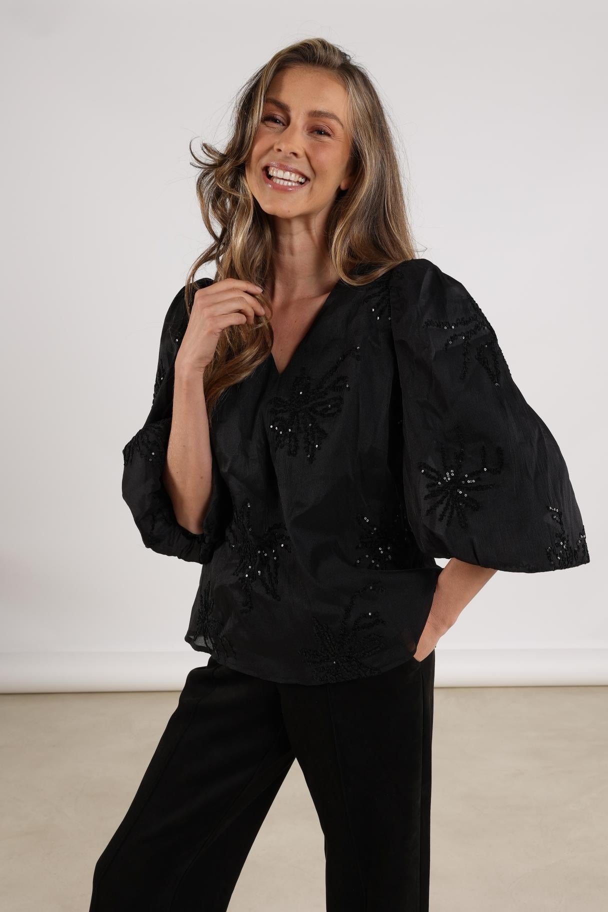 Blouse Delilah V Embroidery Zwart