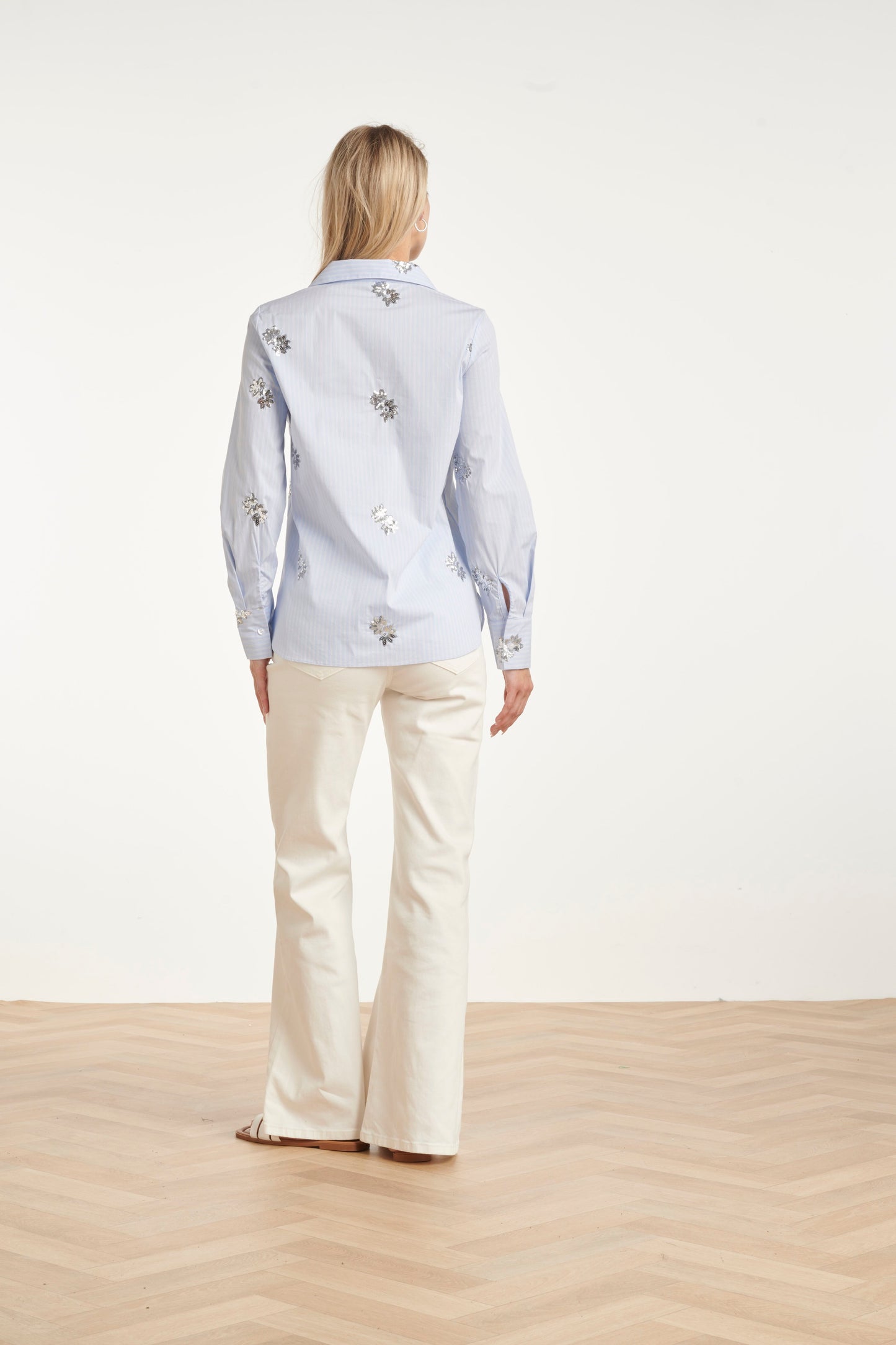 BlouseV-HalsPaillettenWit_Lichtblauw__4