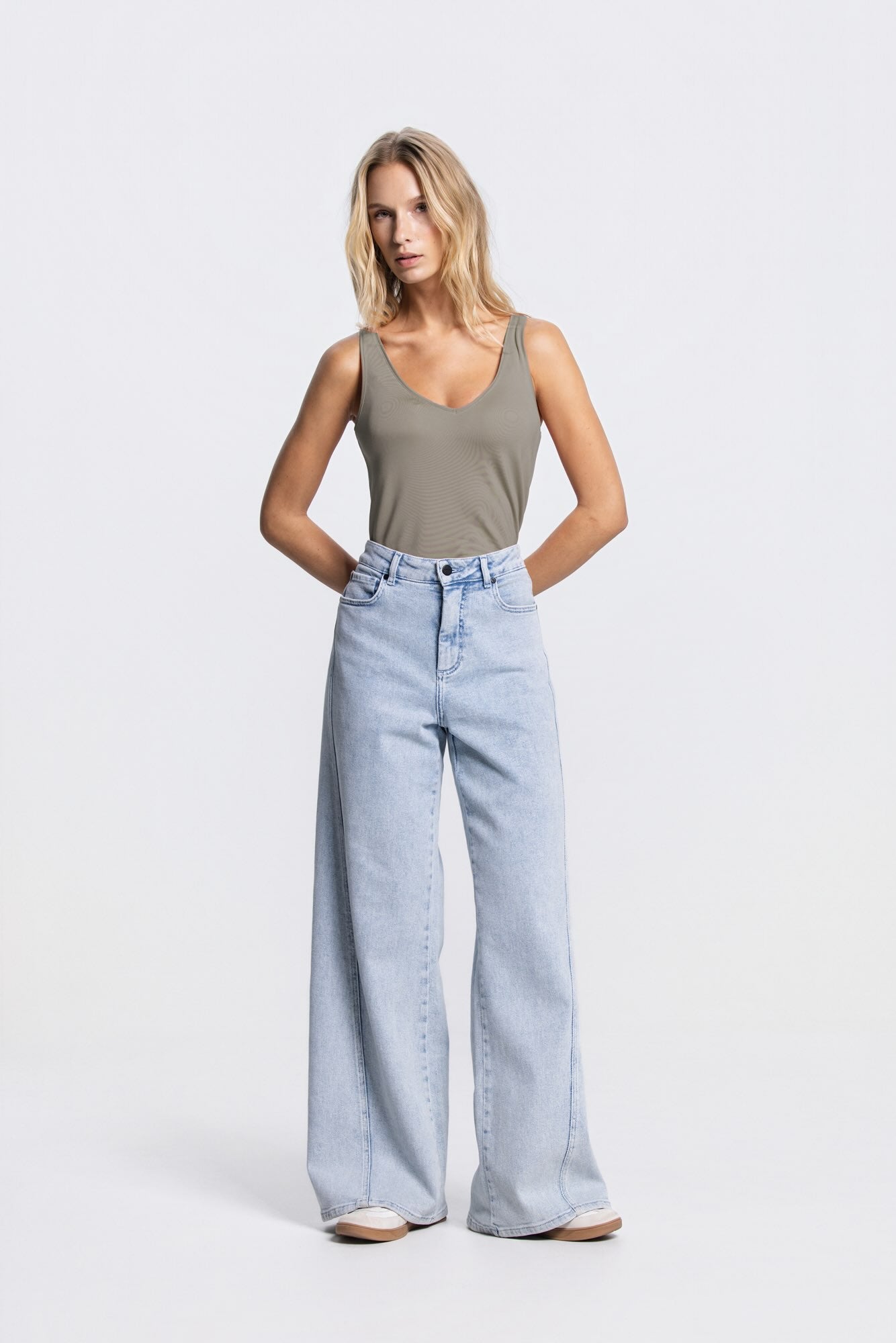 SingletRiverV-halsArmy__3