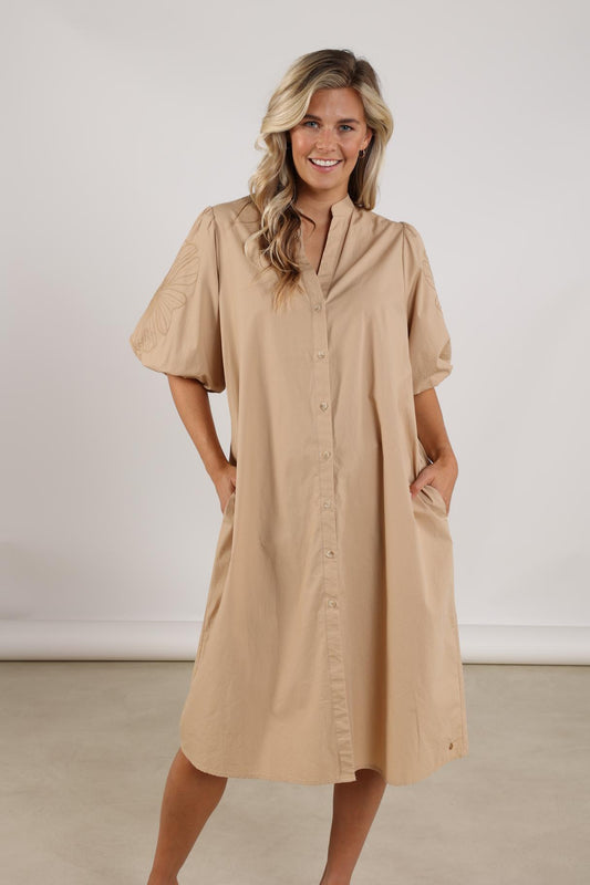 JurkMaykePofmouwBloemCamel__2