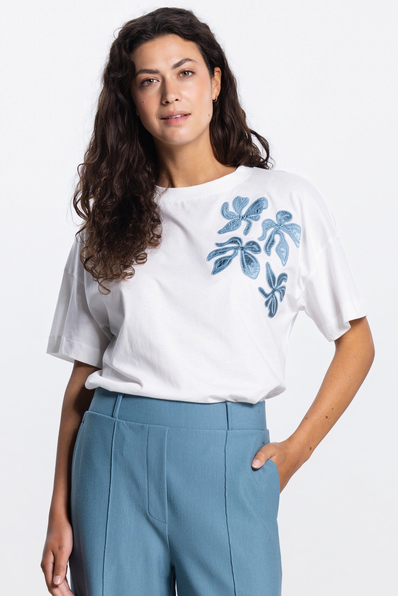 T-ShirtRileyEmbroideredBloemWit__2